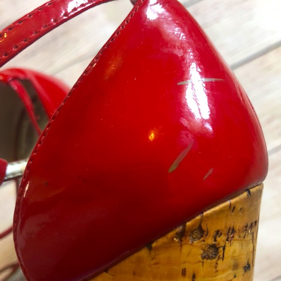 GUESS red patent leather and cork sandal. - Picture 8 of 10